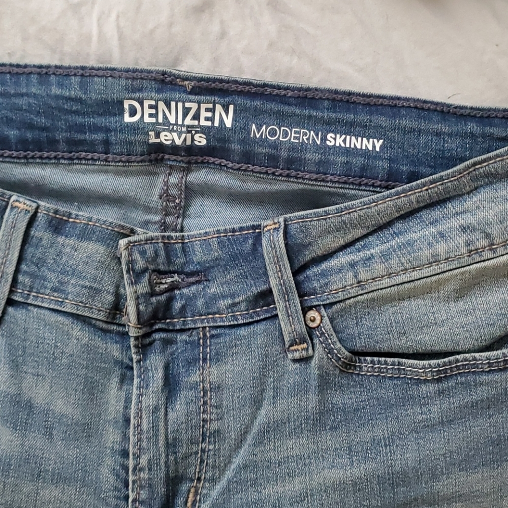 Denizen from Levi's Modern Skinny Size 6S/28